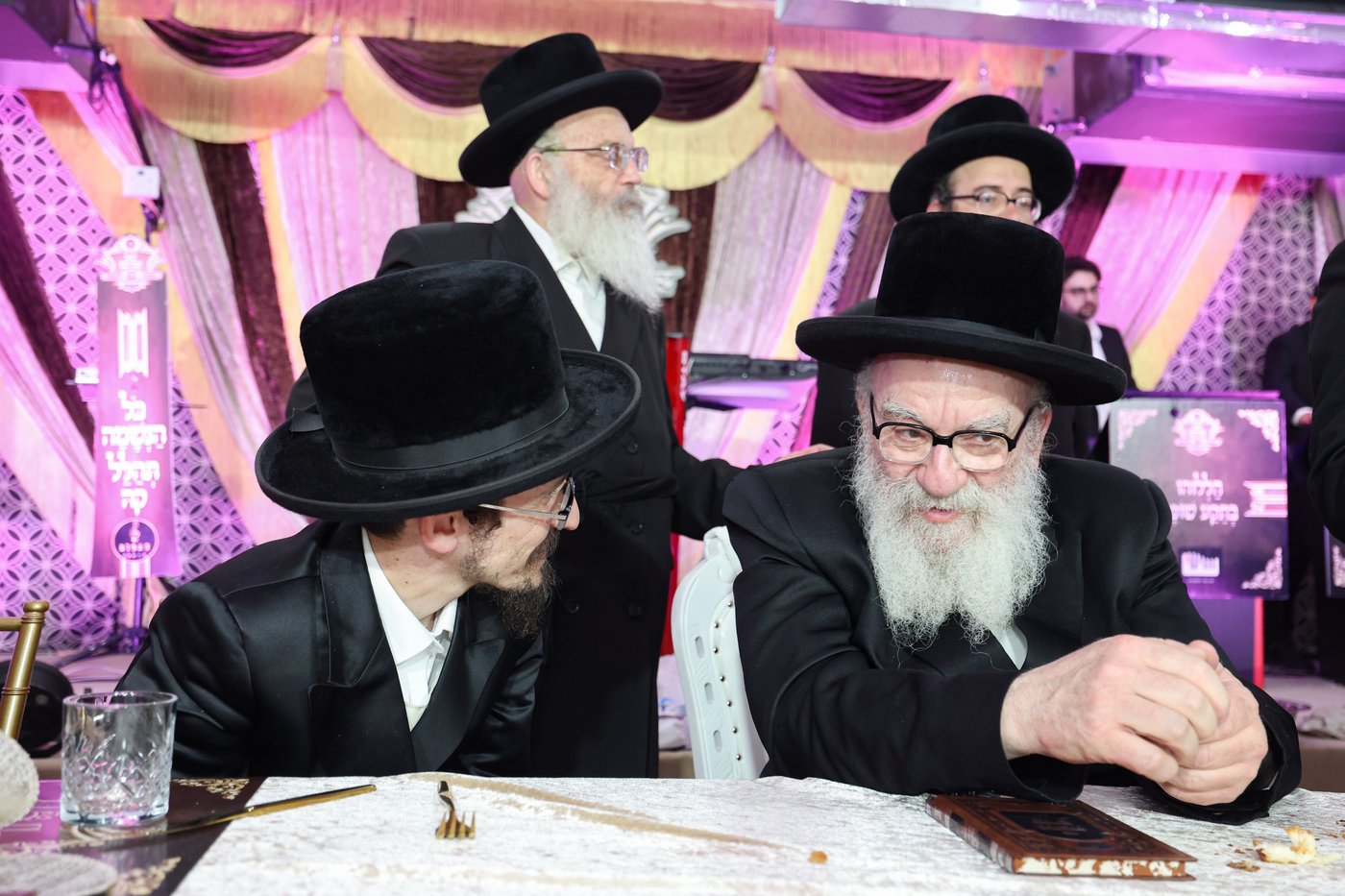 הרה"צ רבי אהרן מנעדיל טווערסקי בהכנסת ס"ת בבית שמש