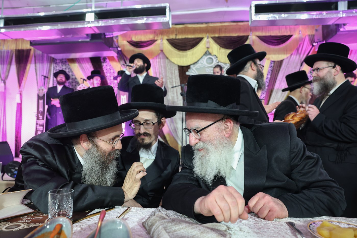 הרה"צ רבי אהרן מנעדיל טווערסקי בהכנסת ס"ת בבית שמש