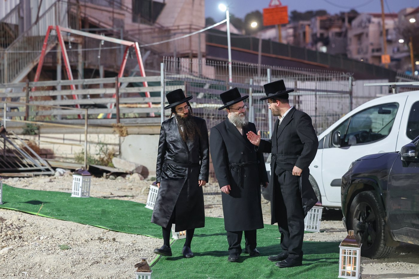 הרה"צ רבי אהרן מנעדיל טווערסקי בהכנסת ס"ת בבית שמש