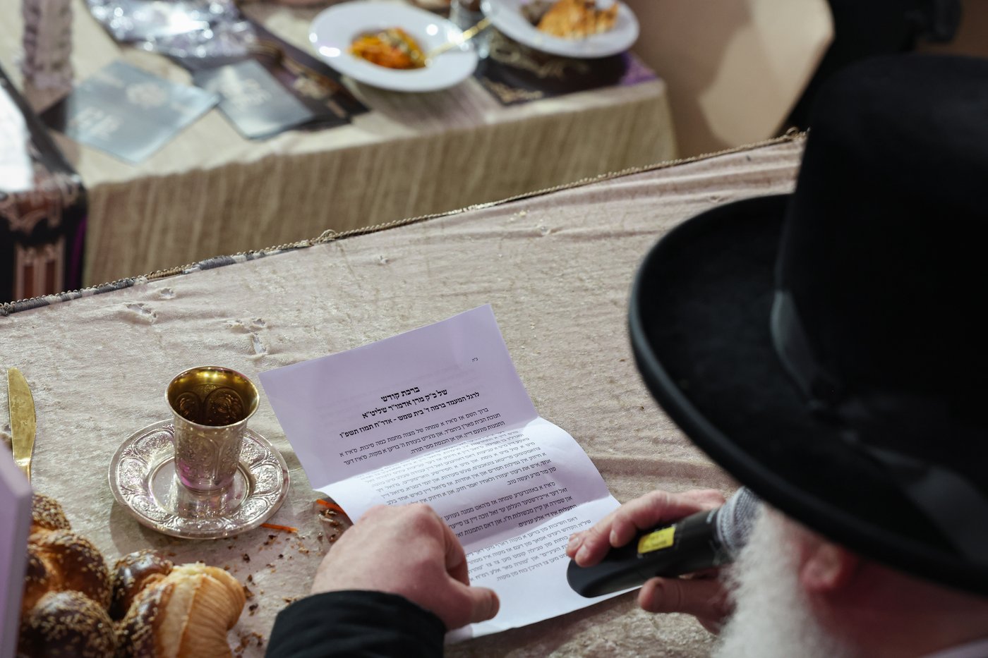 הרה"צ רבי אהרן מנעדיל טווערסקי בהכנסת ס"ת בבית שמש
