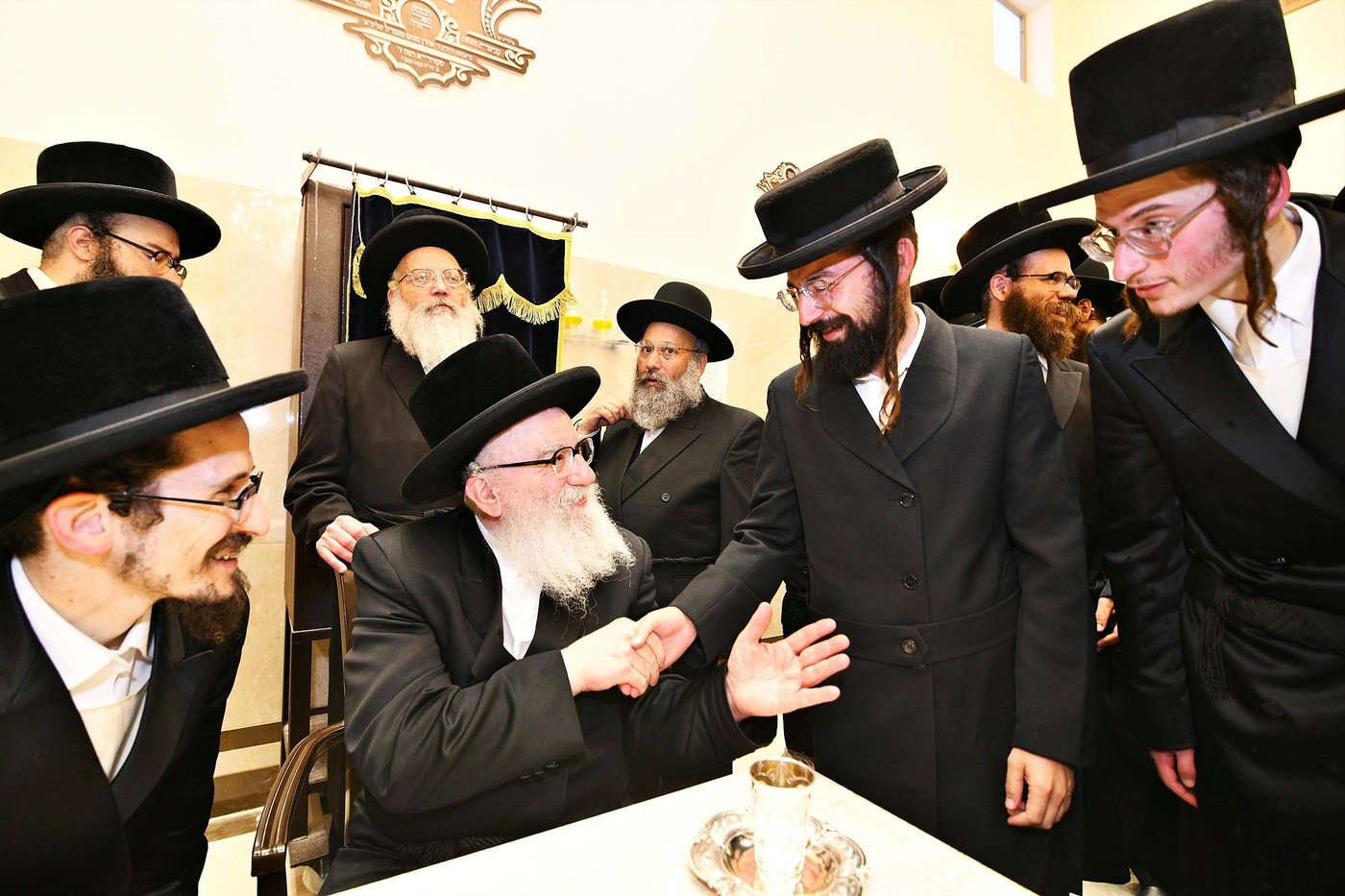 הרה"צ רבי אהרן מנעדיל טווערסקי בהכנסת ס"ת בבית שמש