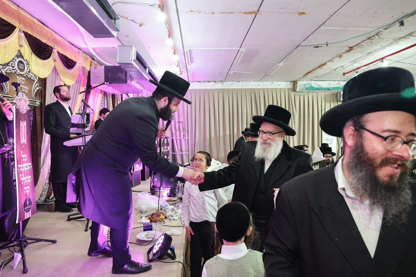 הרה"צ רבי אהרן מנעדיל טווערסקי בהכנסת ס"ת בבית שמש