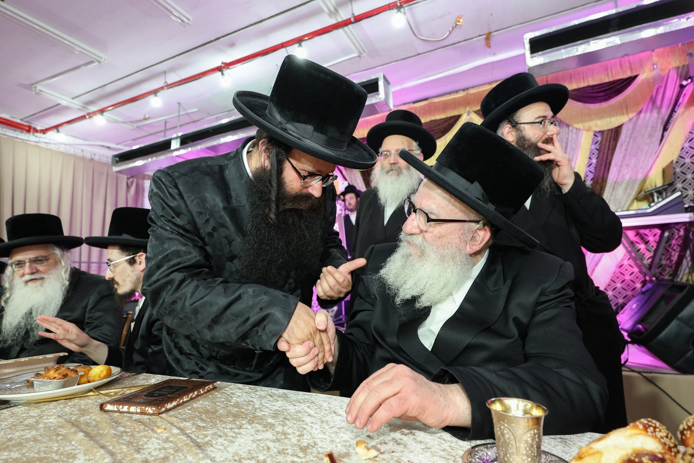 הרה"צ רבי אהרן מנעדיל טווערסקי בהכנסת ס"ת בבית שמש