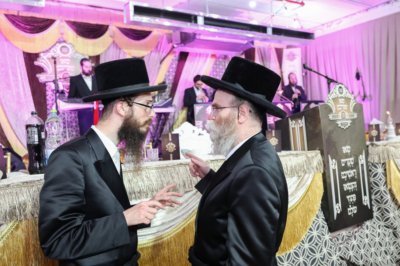 הרה"צ רבי אהרן מנעדיל טווערסקי בהכנסת ס"ת בבית שמש