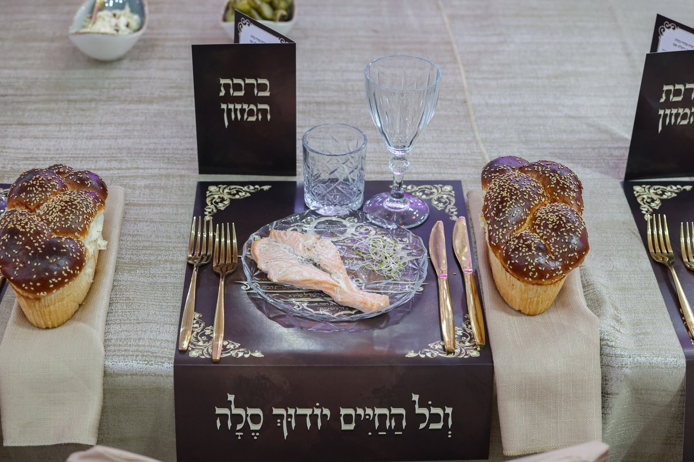 הרה"צ רבי אהרן מנעדיל טווערסקי בהכנסת ס"ת בבית שמש