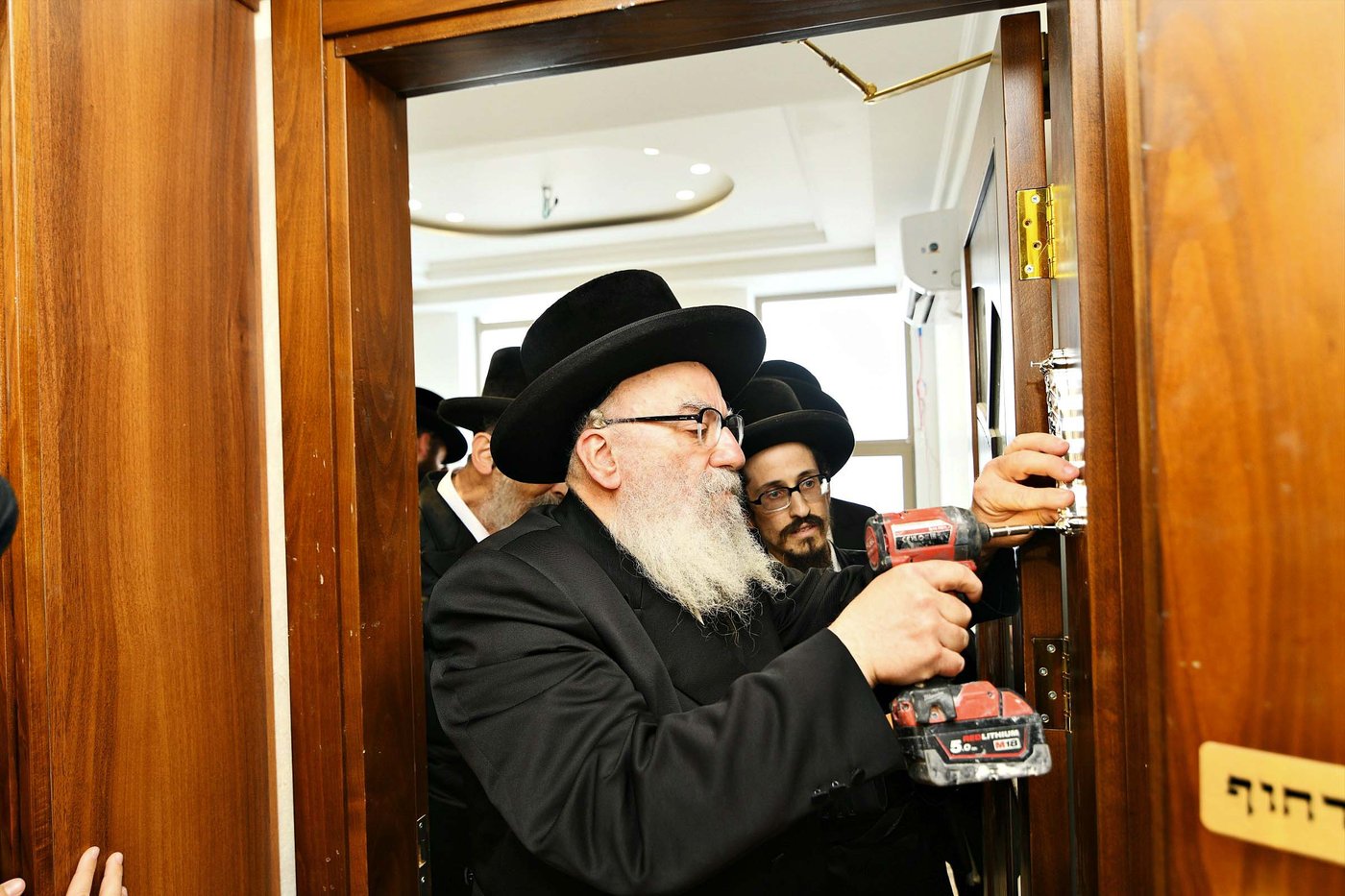 הרה"צ רבי אהרן מנעדיל טווערסקי בהכנסת ס"ת בבית שמש