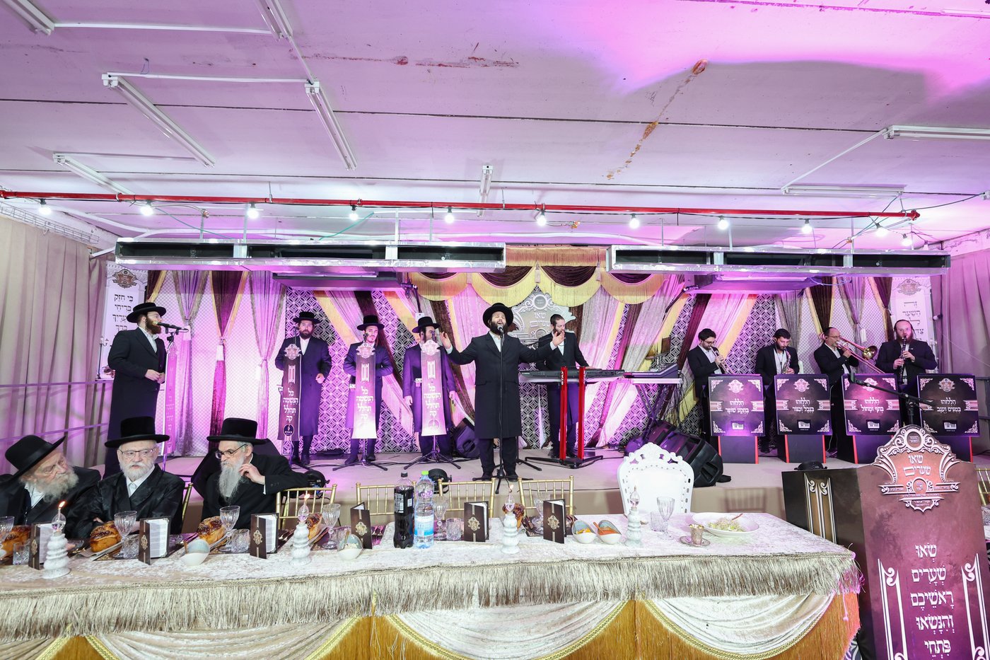 הרה"צ רבי אהרן מנעדיל טווערסקי בהכנסת ס"ת בבית שמש