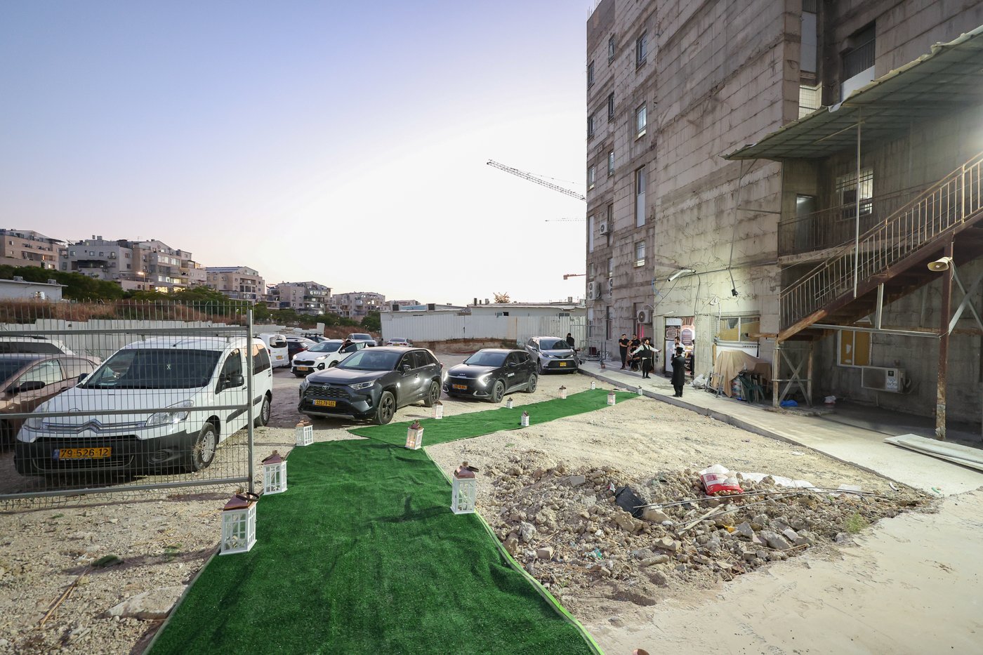 הרה"צ רבי אהרן מנעדיל טווערסקי בהכנסת ס"ת בבית שמש