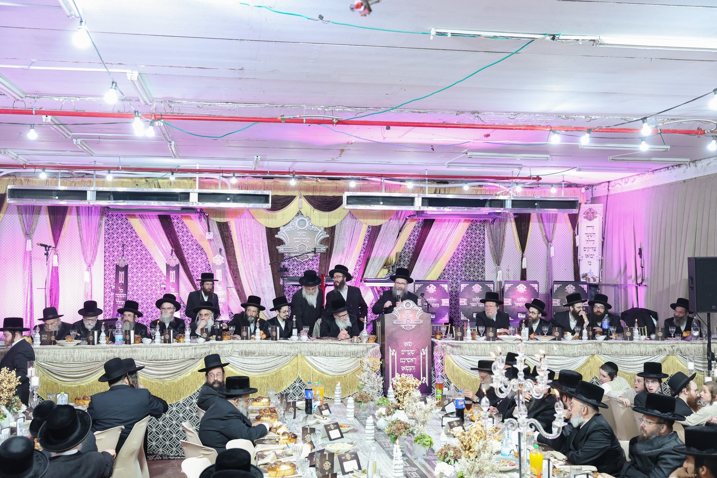 הרה"צ רבי אהרן מנעדיל טווערסקי בהכנסת ס"ת בבית שמש
