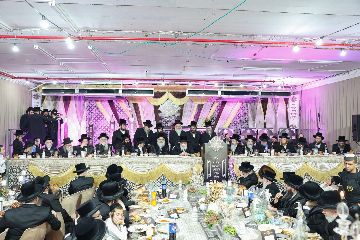 הרה"צ רבי אהרן מנעדיל טווערסקי בהכנסת ס"ת בבית שמש