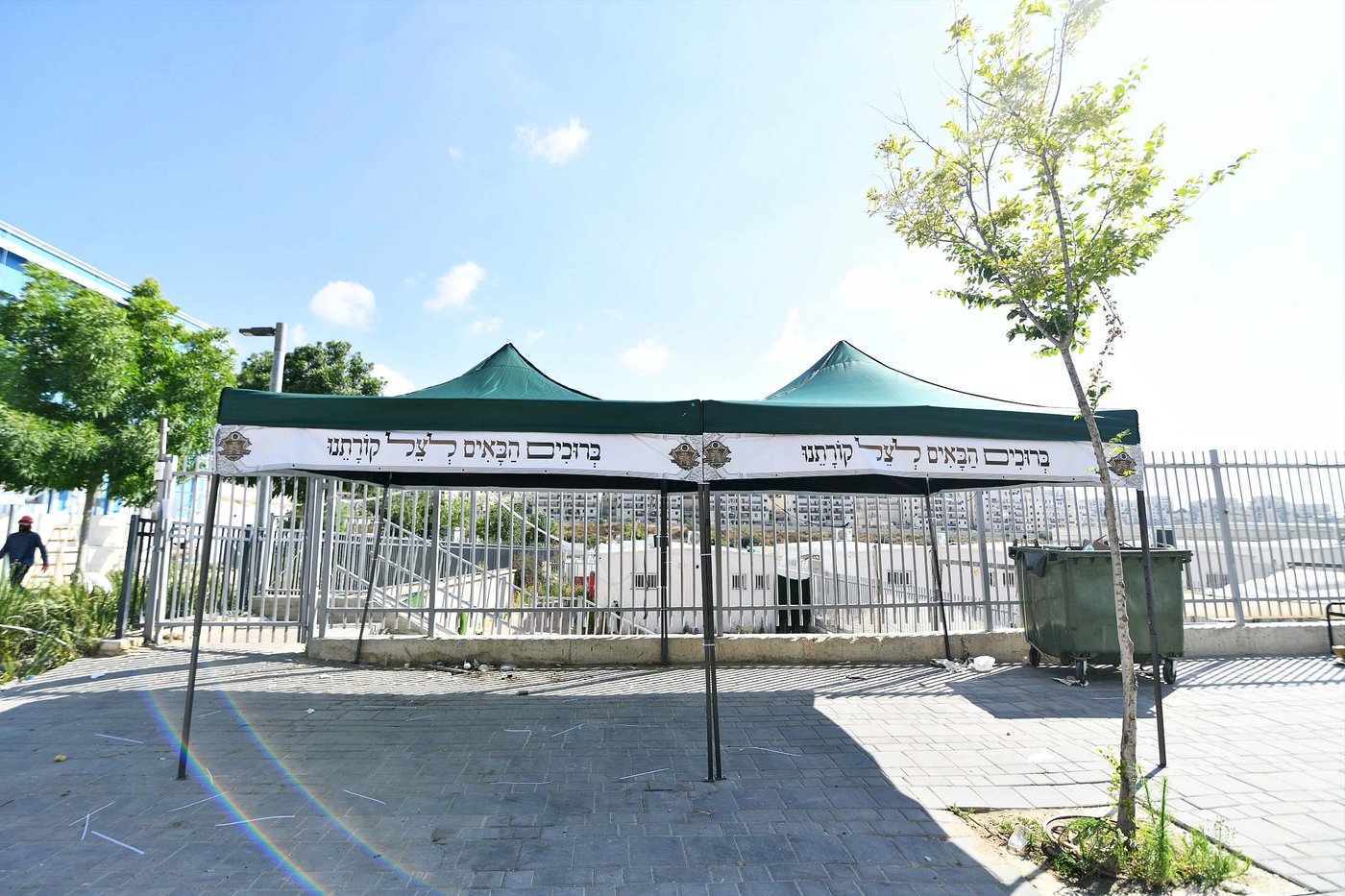 הרה"צ רבי אהרן מנעדיל טווערסקי בהכנסת ס"ת בבית שמש