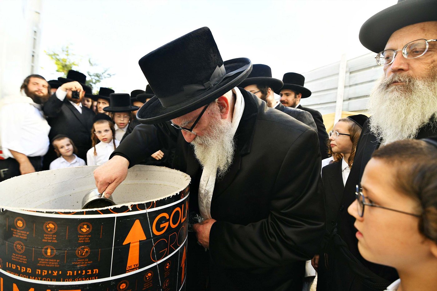 הרה"צ רבי אהרן מנעדיל טווערסקי בהכנסת ס"ת בבית שמש