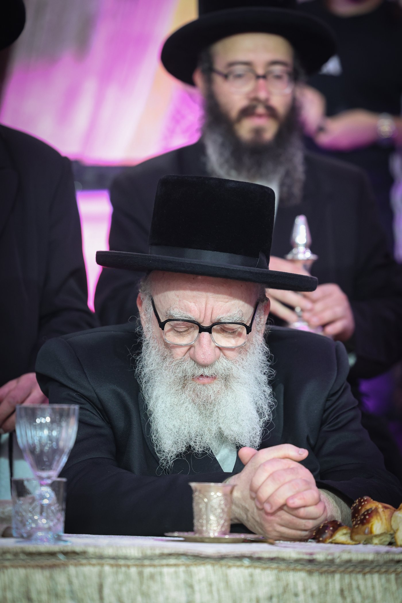 הרה"צ רבי אהרן מנעדיל טווערסקי בהכנסת ס"ת בבית שמש