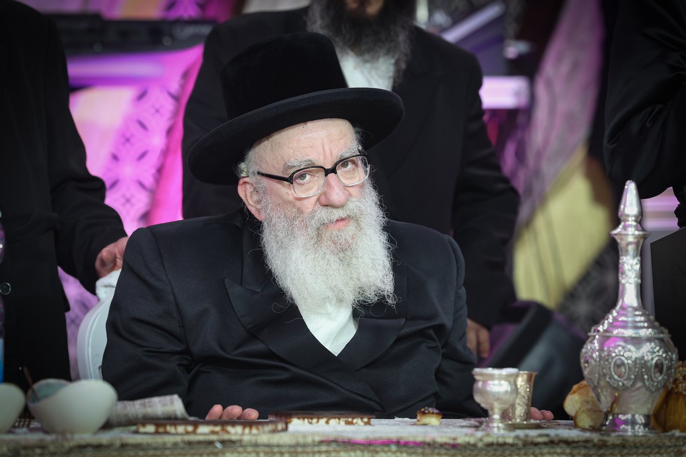 הרה"צ רבי אהרן מנעדיל טווערסקי בהכנסת ס"ת בבית שמש