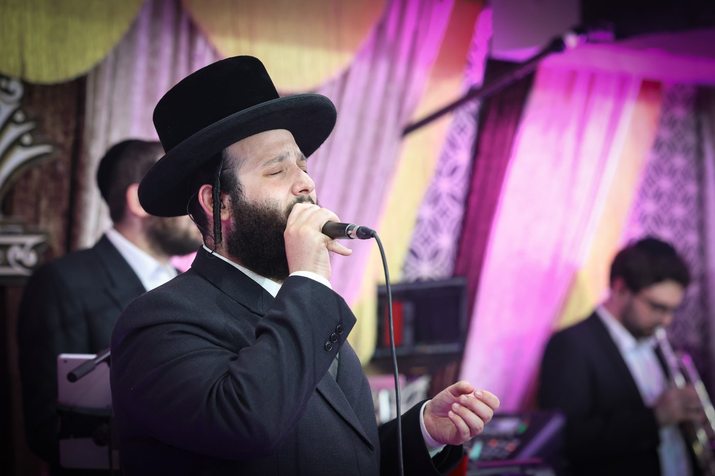 הרה"צ רבי אהרן מנעדיל טווערסקי בהכנסת ס"ת בבית שמש