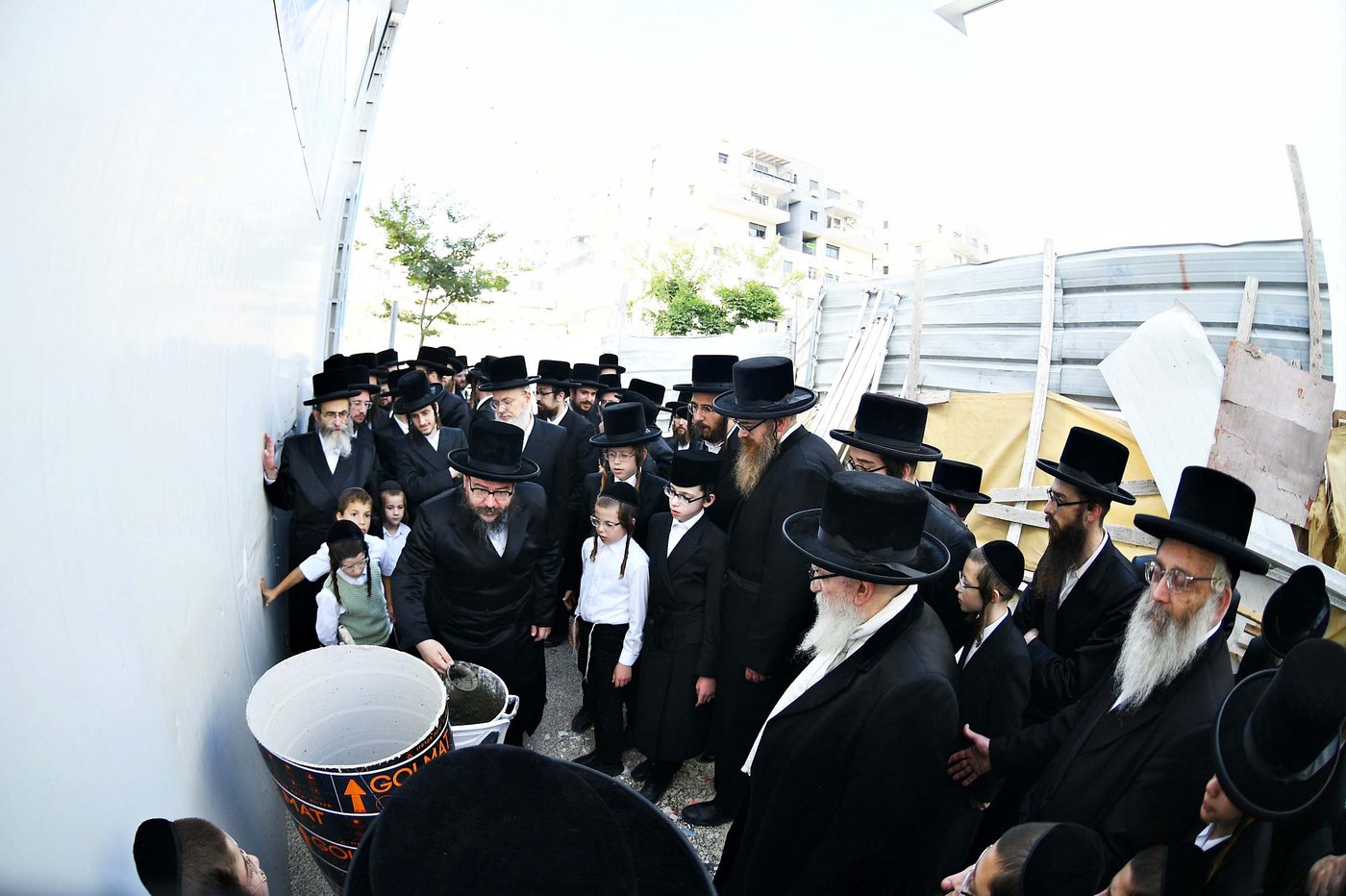 הרה"צ רבי אהרן מנעדיל טווערסקי בהכנסת ס"ת בבית שמש
