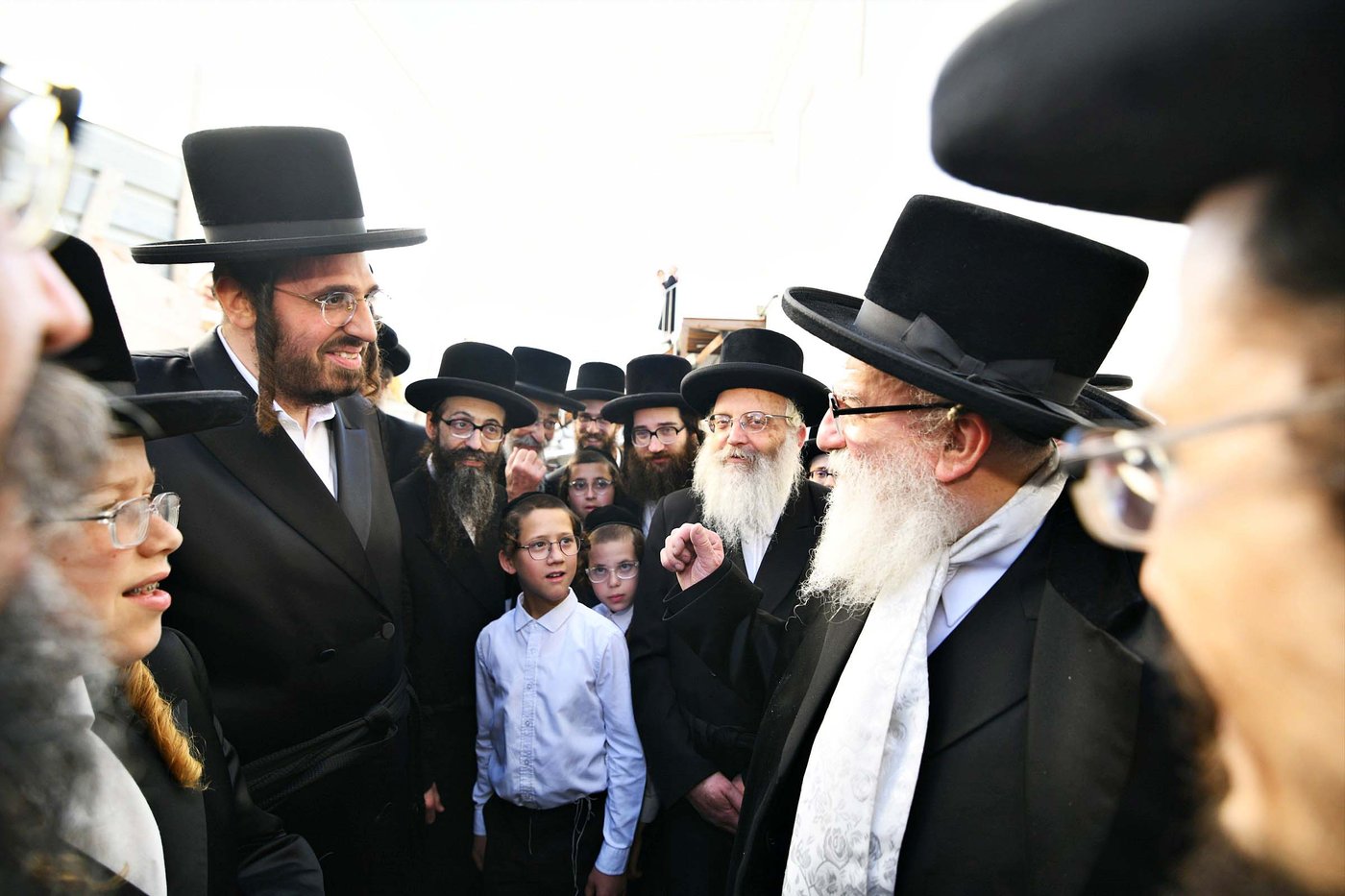 הרה"צ רבי אהרן מנעדיל טווערסקי בהכנסת ס"ת בבית שמש