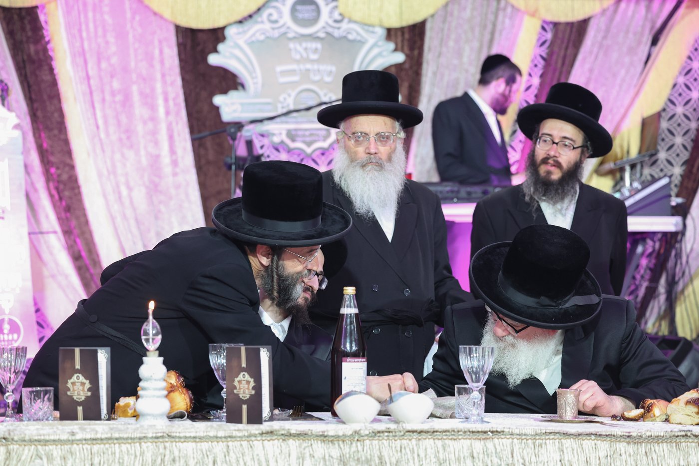 הרה"צ רבי אהרן מנעדיל טווערסקי בהכנסת ס"ת בבית שמש
