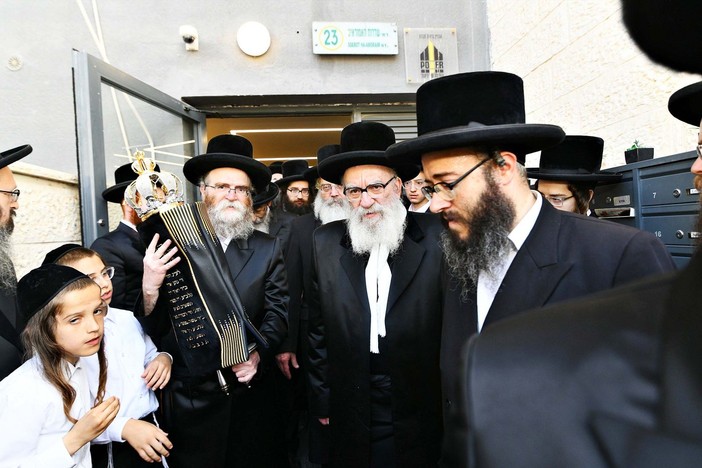 הרה"צ רבי אהרן מנעדיל טווערסקי בהכנסת ס"ת בבית שמש
