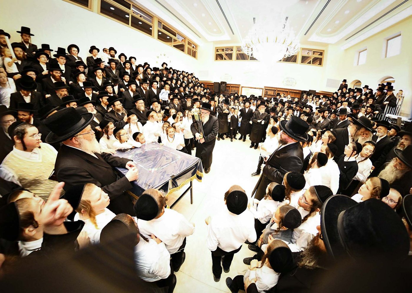 הרה"צ רבי אהרן מנעדיל טווערסקי בהכנסת ס"ת בבית שמש