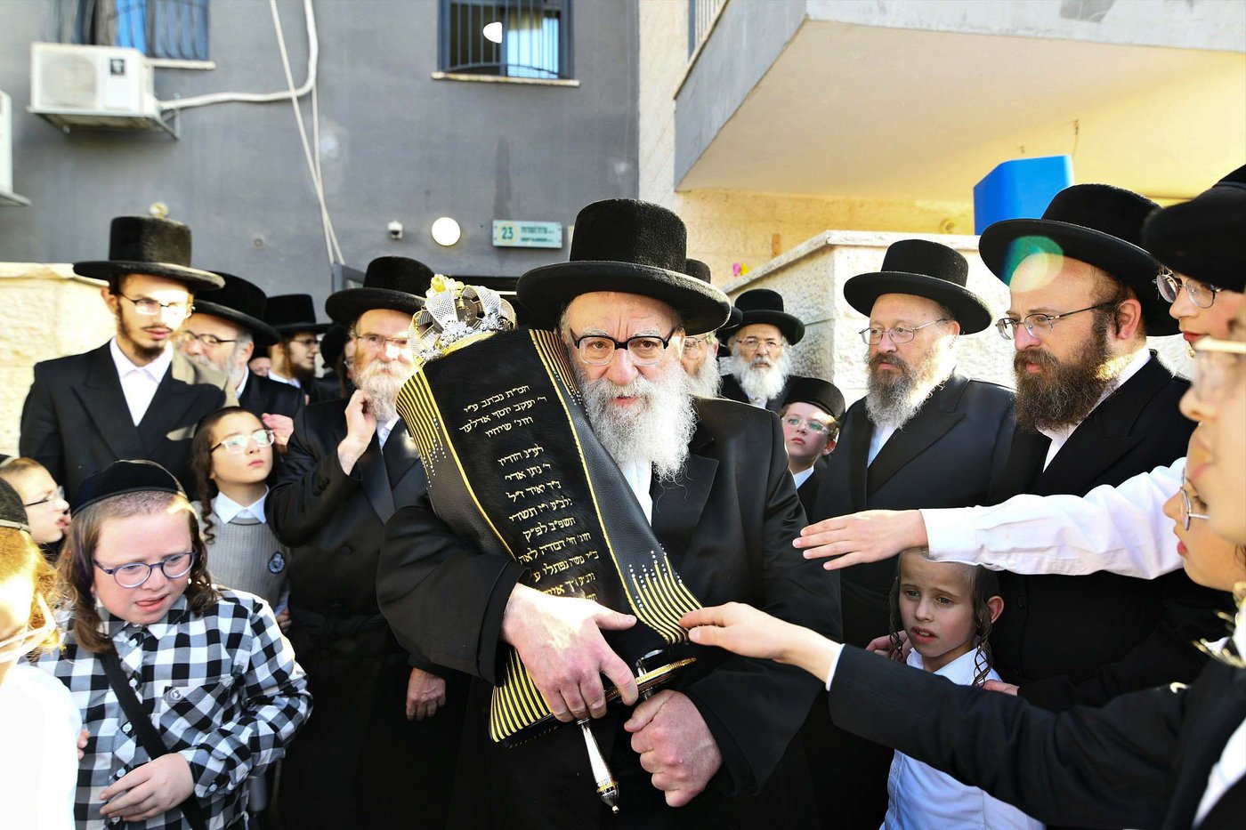הרה"צ רבי אהרן מנעדיל טווערסקי בהכנסת ס"ת בבית שמש