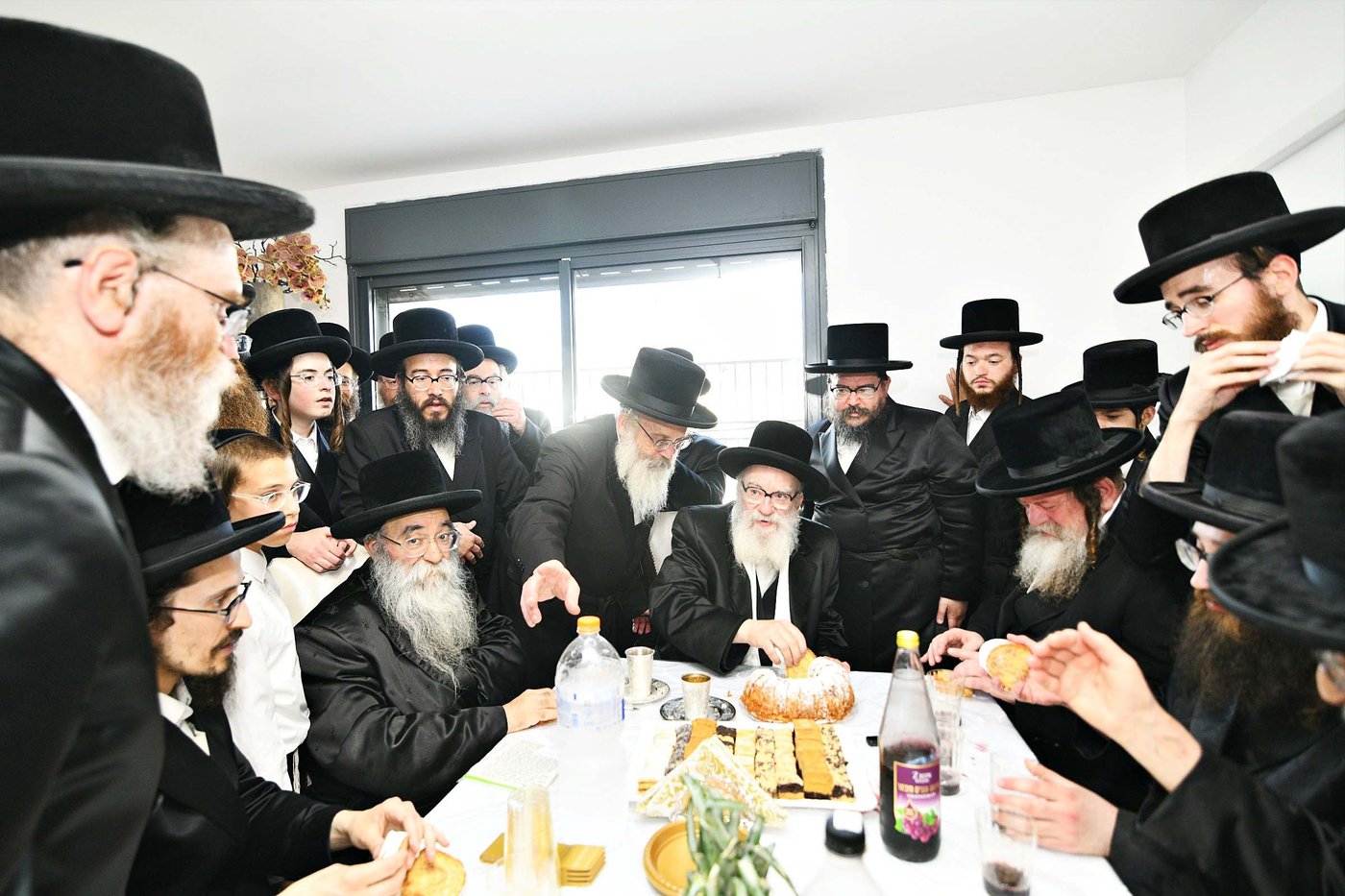 הרה"צ רבי אהרן מנעדיל טווערסקי בהכנסת ס"ת בבית שמש