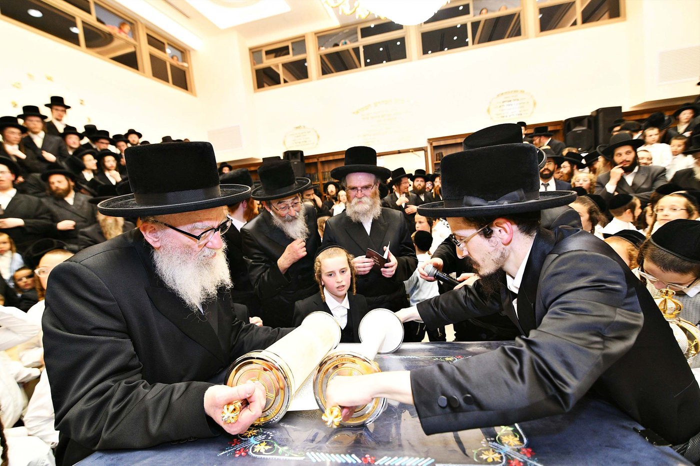 הרה"צ רבי אהרן מנעדיל טווערסקי בהכנסת ס"ת בבית שמש
