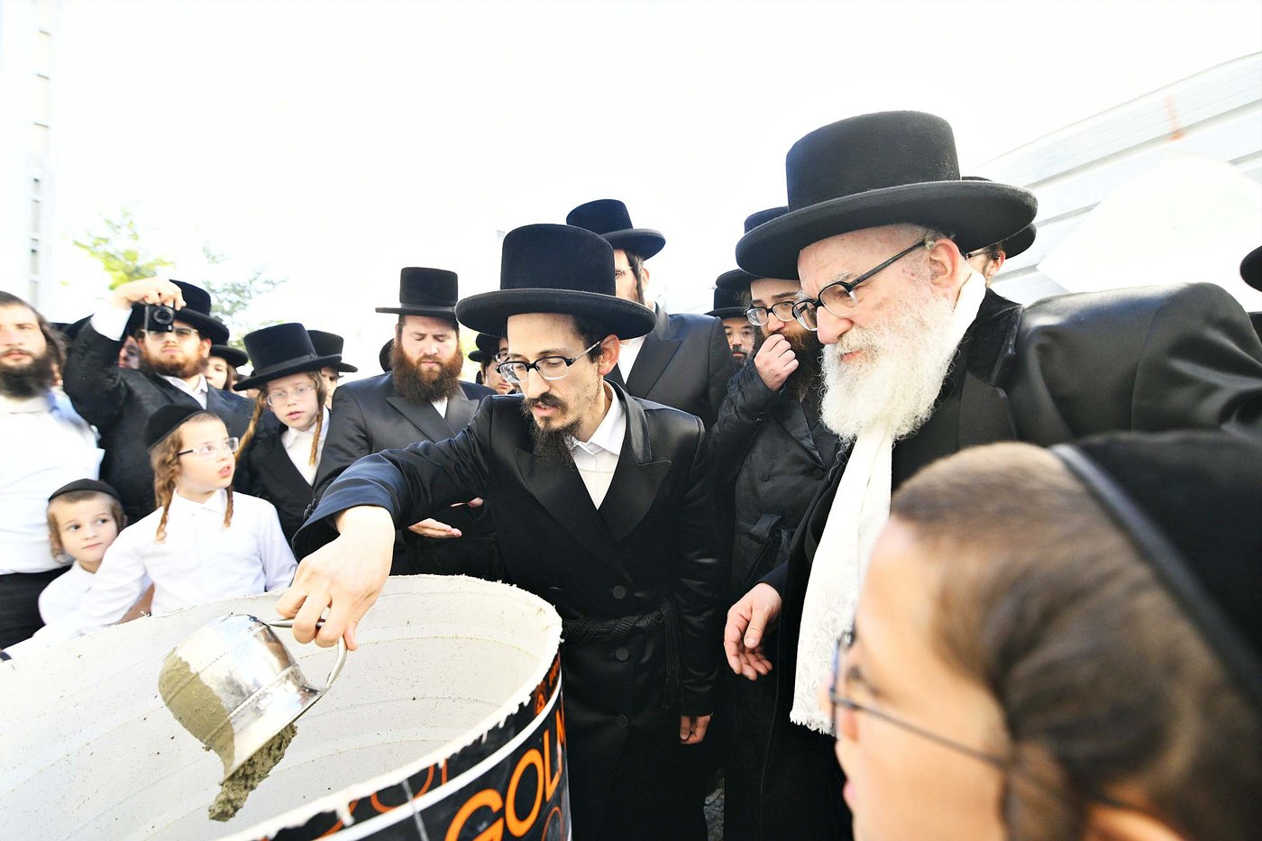 הרה"צ רבי אהרן מנעדיל טווערסקי בהכנסת ס"ת בבית שמש
