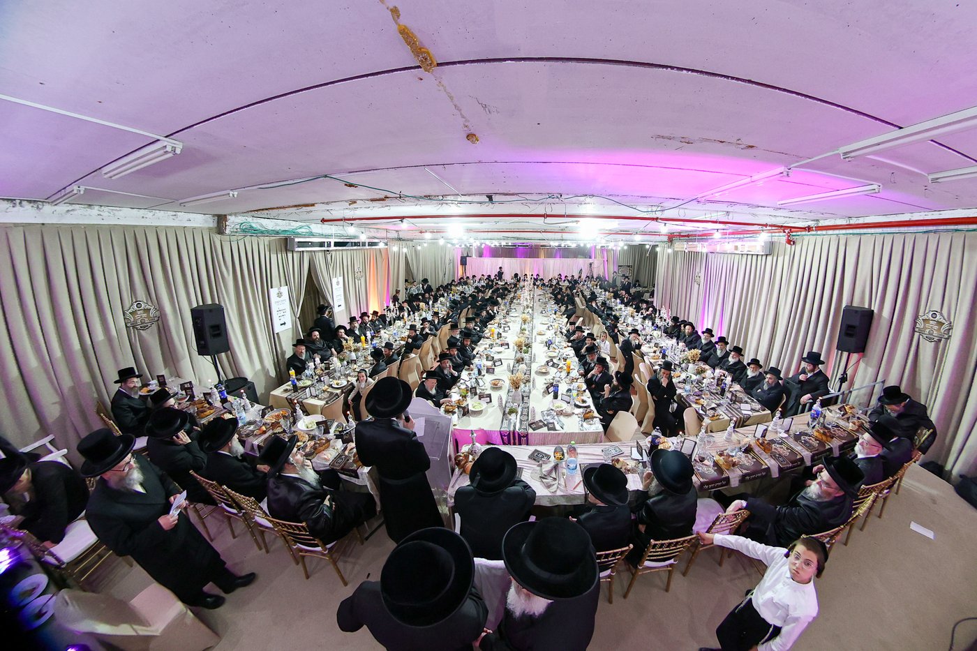 הרה"צ רבי אהרן מנעדיל טווערסקי בהכנסת ס"ת בבית שמש