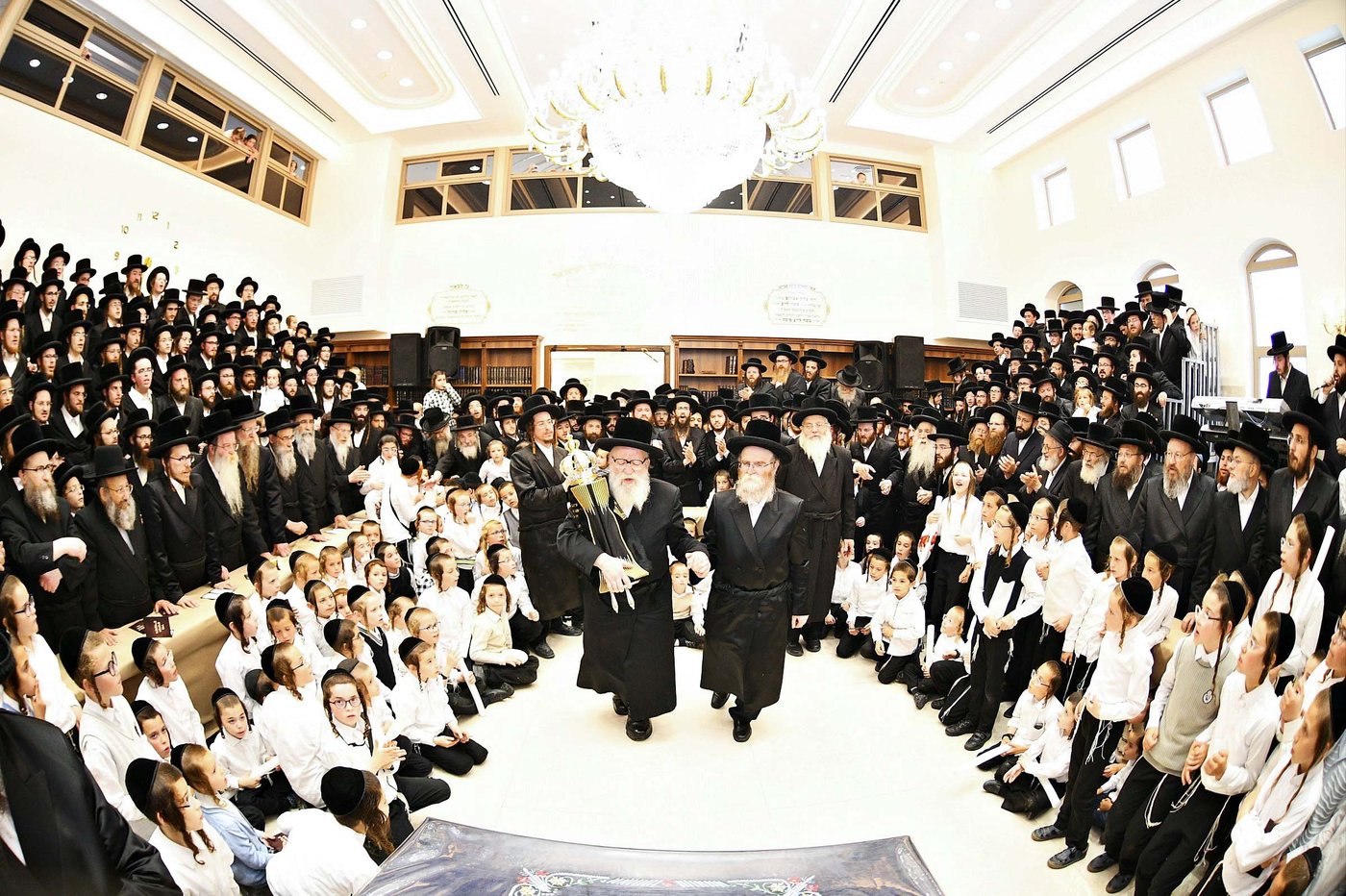 הרה"צ רבי אהרן מנעדיל טווערסקי בהכנסת ס"ת בבית שמש