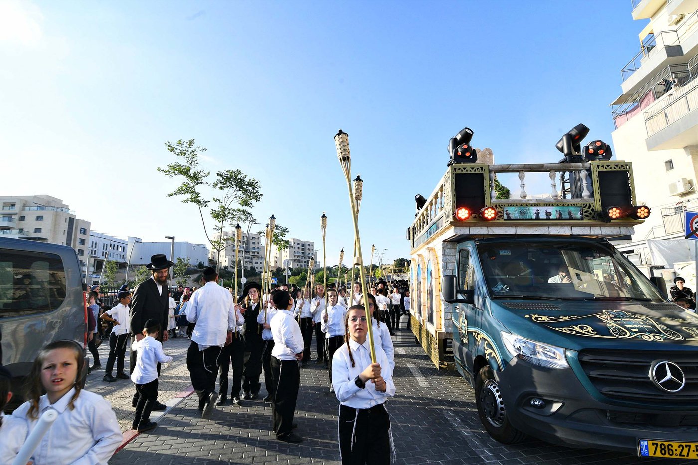 הרה"צ רבי אהרן מנעדיל טווערסקי בהכנסת ס"ת בבית שמש
