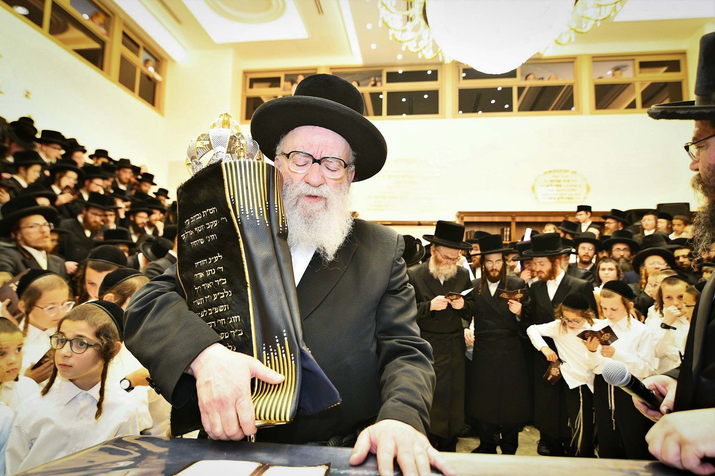 הרה"צ רבי אהרן מנעדיל טווערסקי בהכנסת ס"ת בבית שמש