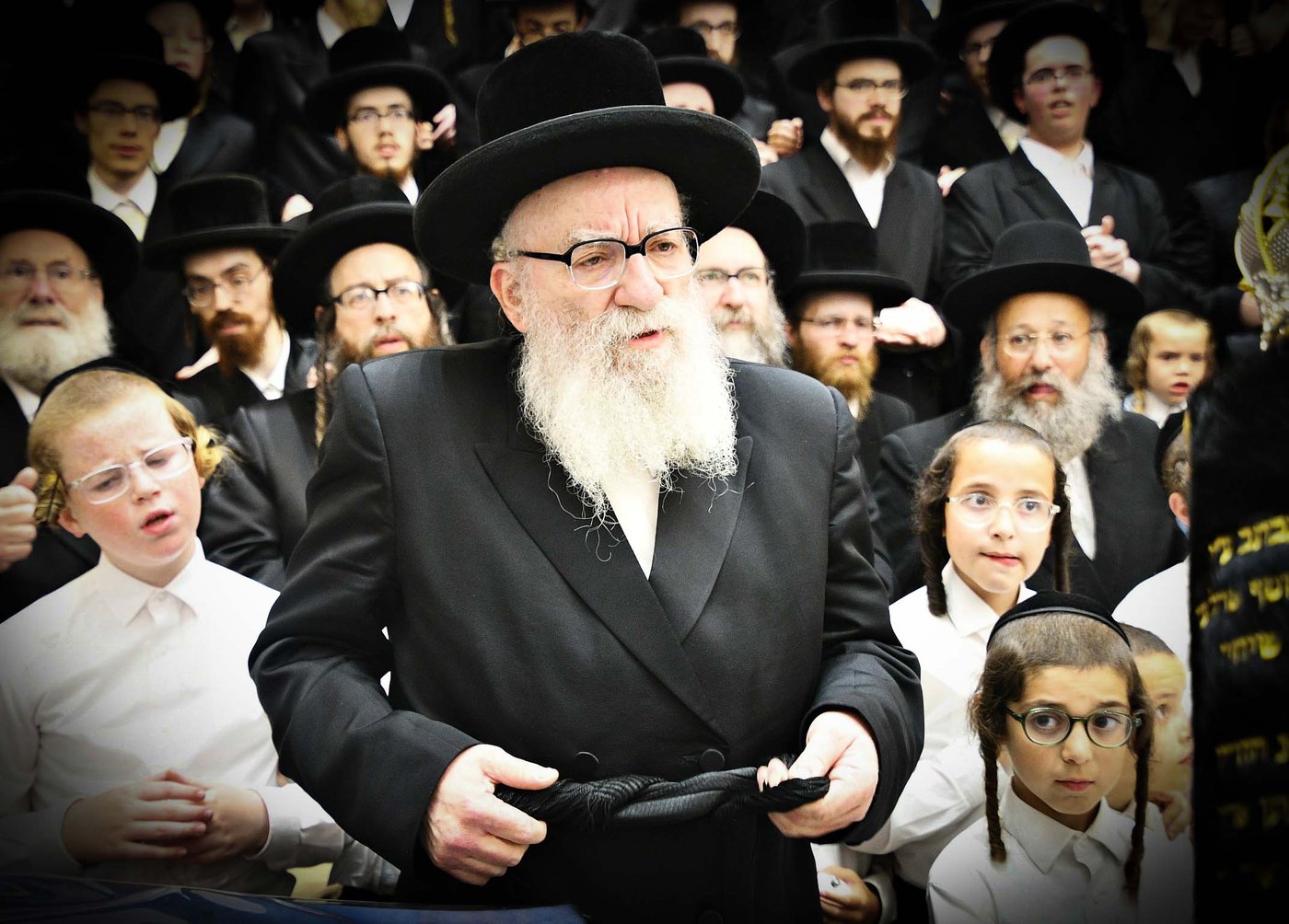 הרה"צ רבי אהרן מנעדיל טווערסקי בהכנסת ס"ת בבית שמש
