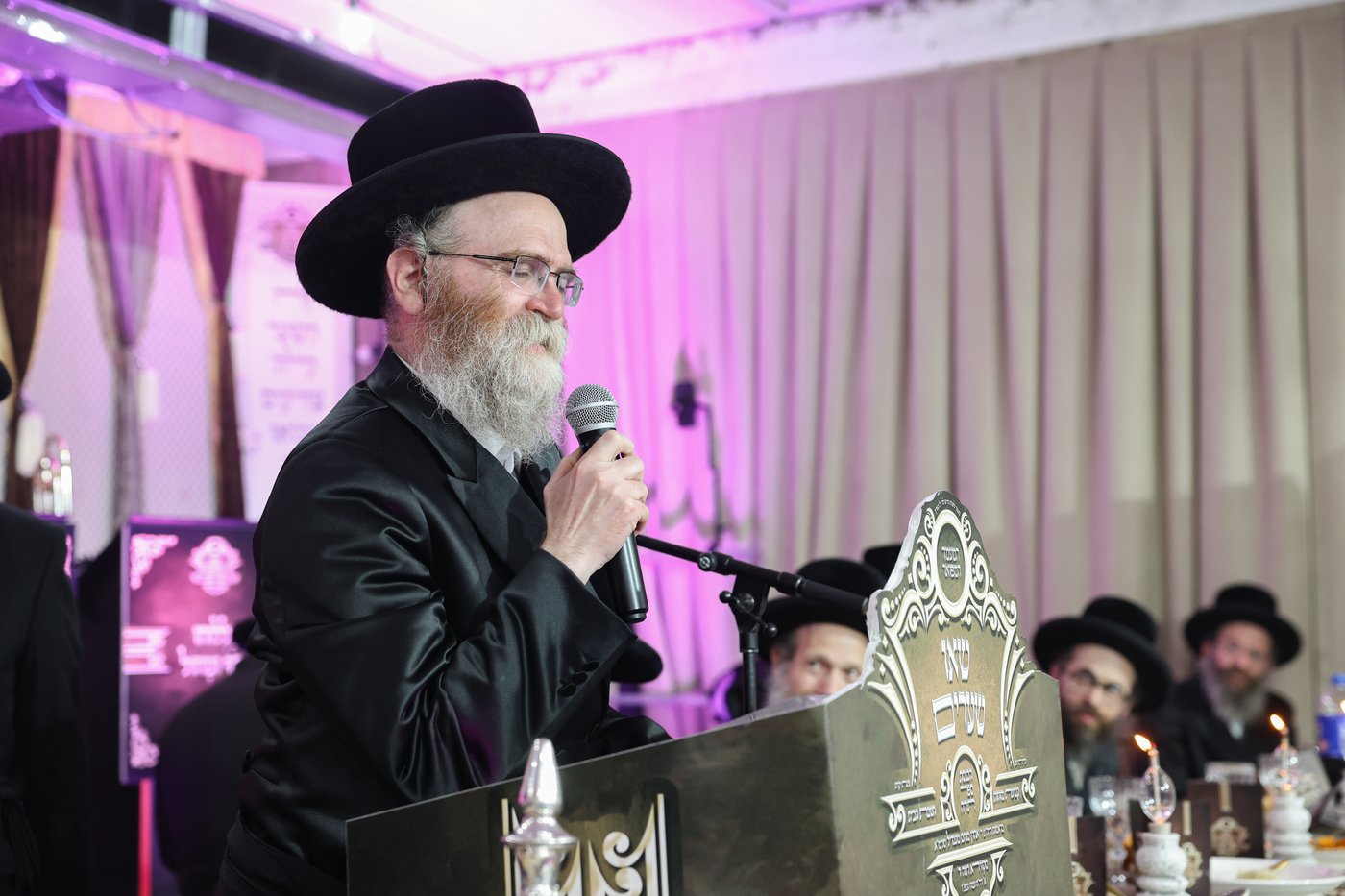 הרה"צ רבי אהרן מנעדיל טווערסקי בהכנסת ס"ת בבית שמש