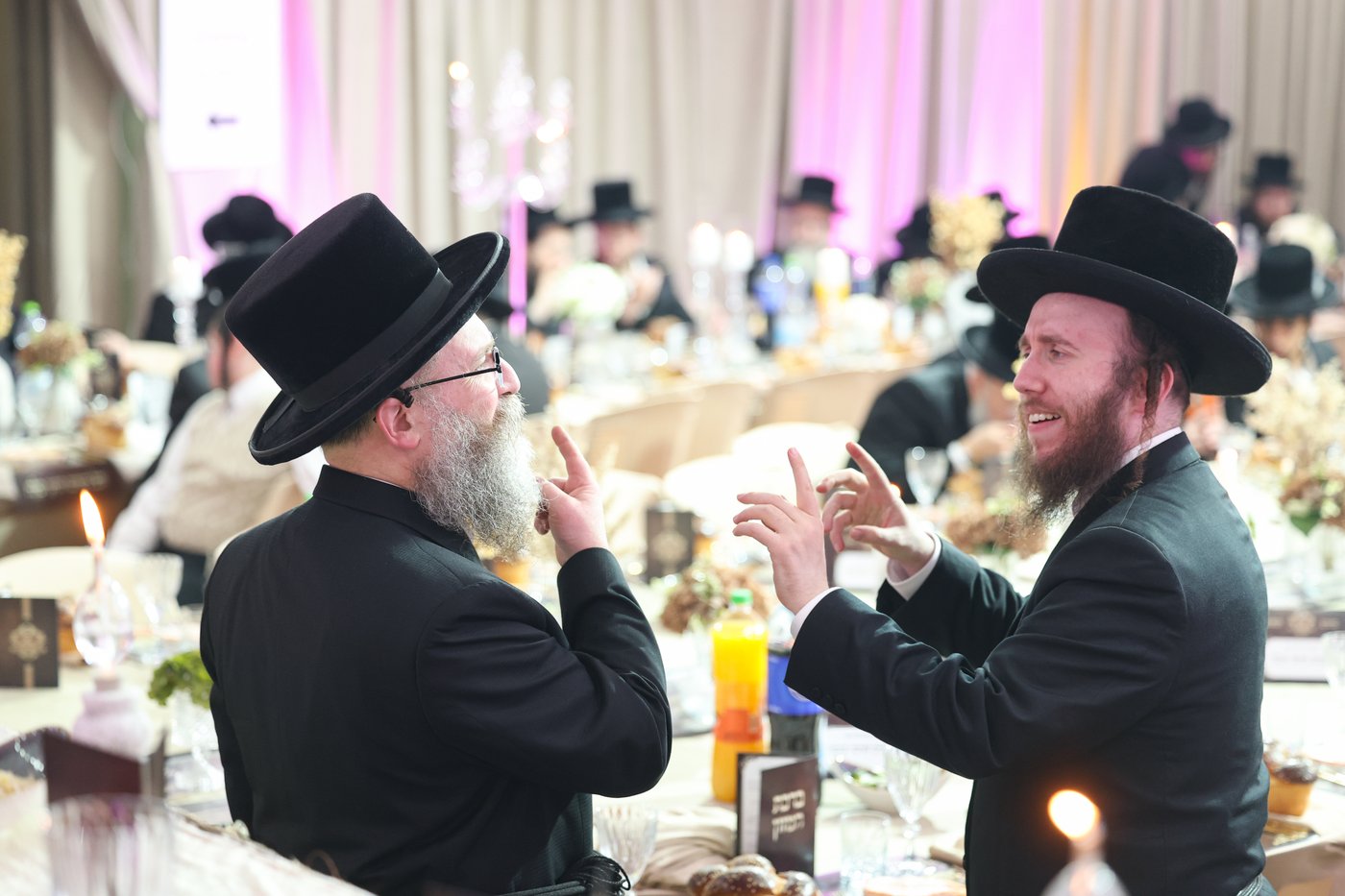 הרה"צ רבי אהרן מנעדיל טווערסקי בהכנסת ס"ת בבית שמש