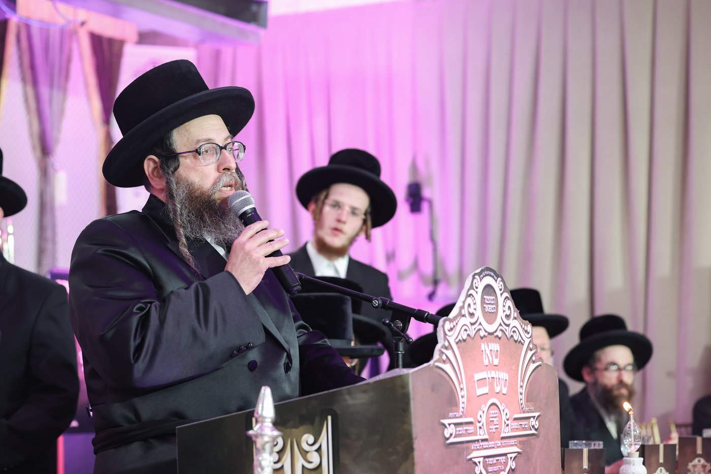הרה"צ רבי אהרן מנעדיל טווערסקי בהכנסת ס"ת בבית שמש