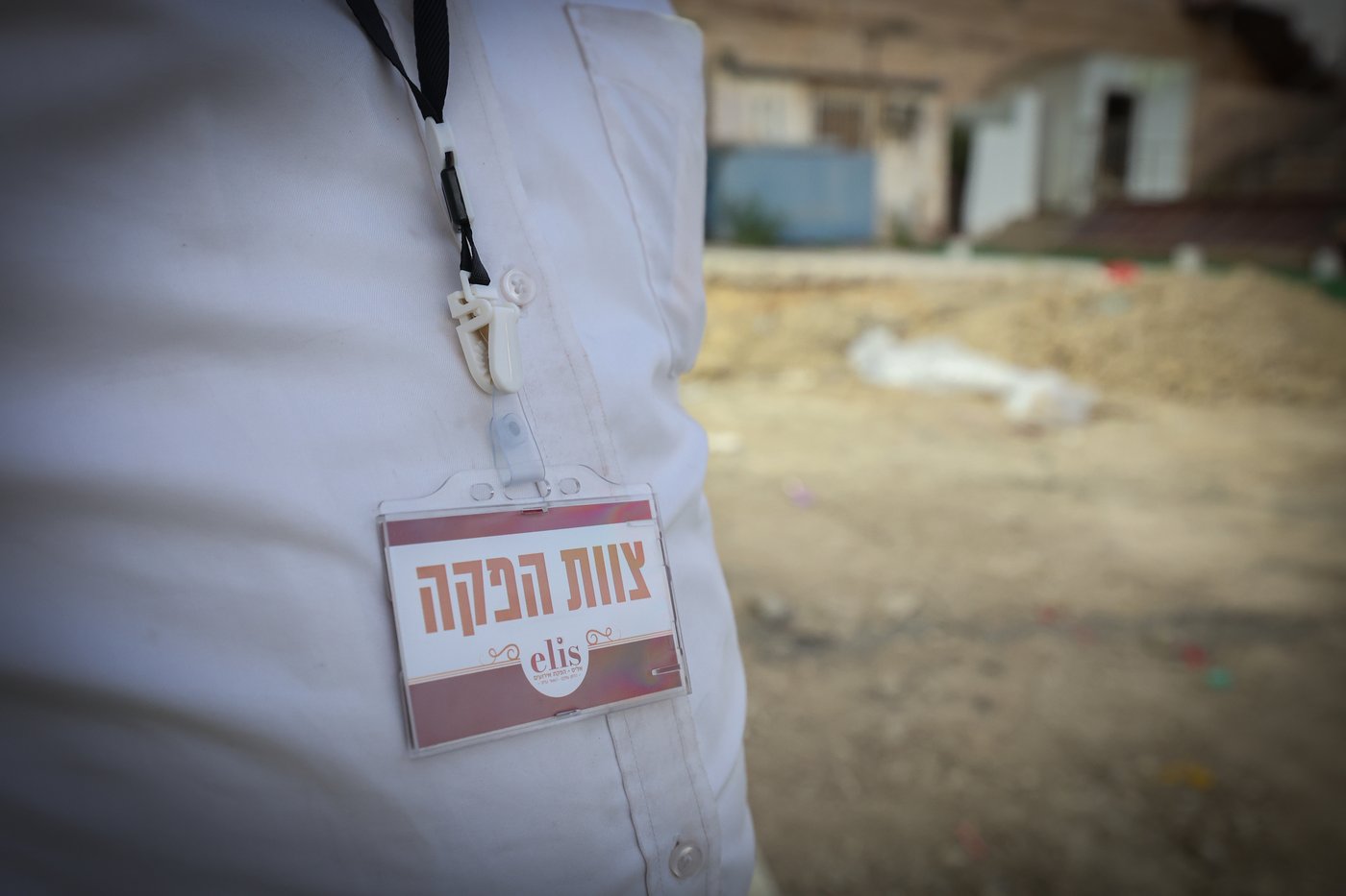 הרה"צ רבי אהרן מנעדיל טווערסקי בהכנסת ס"ת בבית שמש