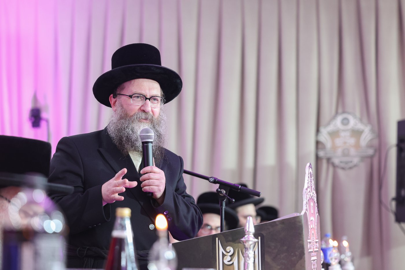 הרה"צ רבי אהרן מנעדיל טווערסקי בהכנסת ס"ת בבית שמש