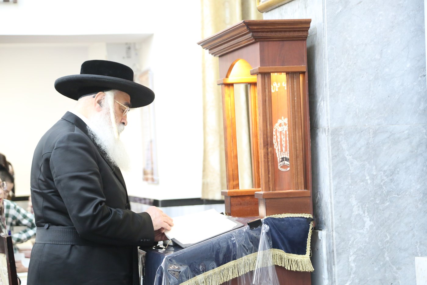 האדמו"ר מדושינסקיא בתפילת מנחה בבני ברק