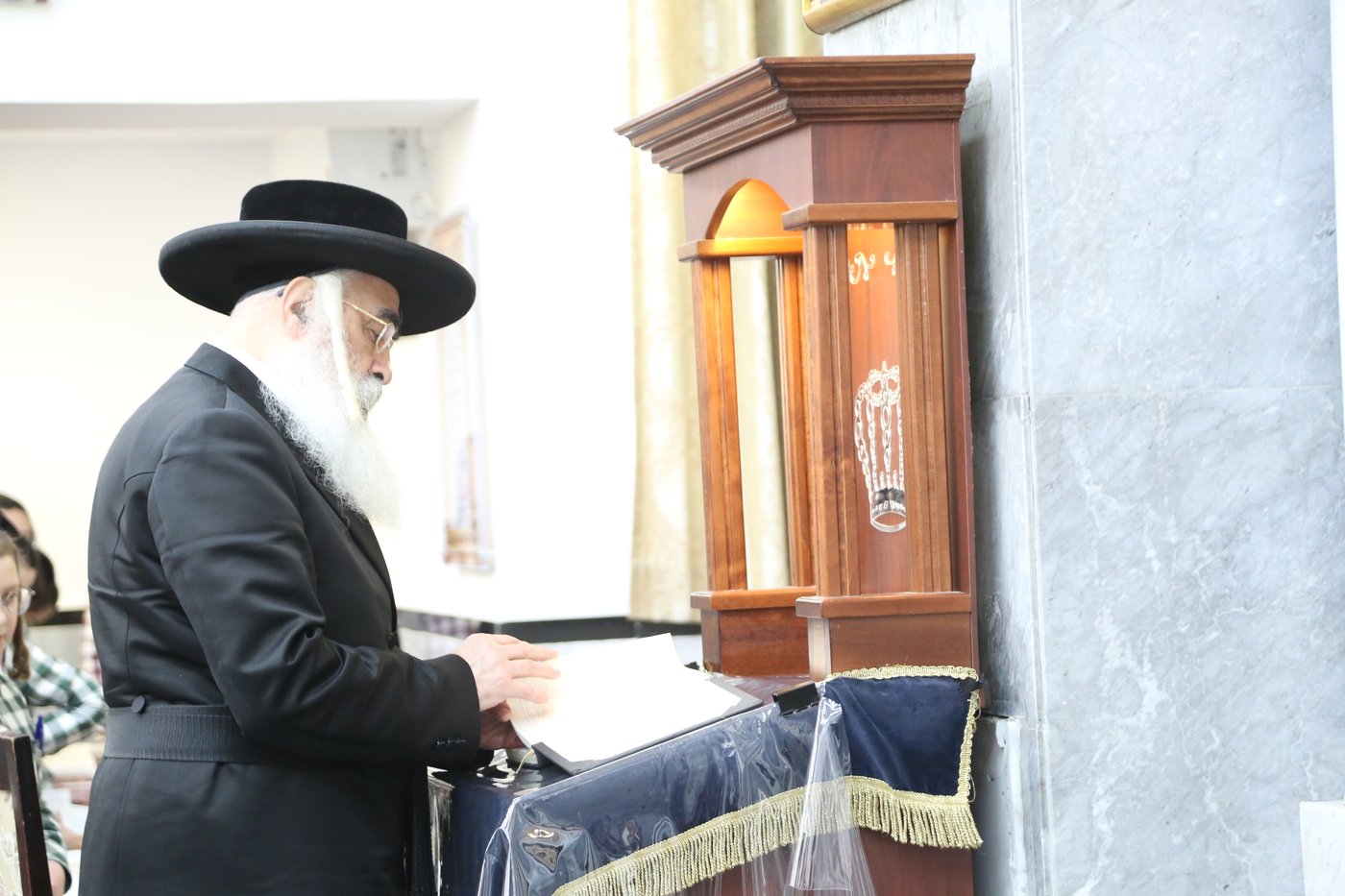 האדמו"ר מדושינסקיא בתפילת מנחה בבני ברק