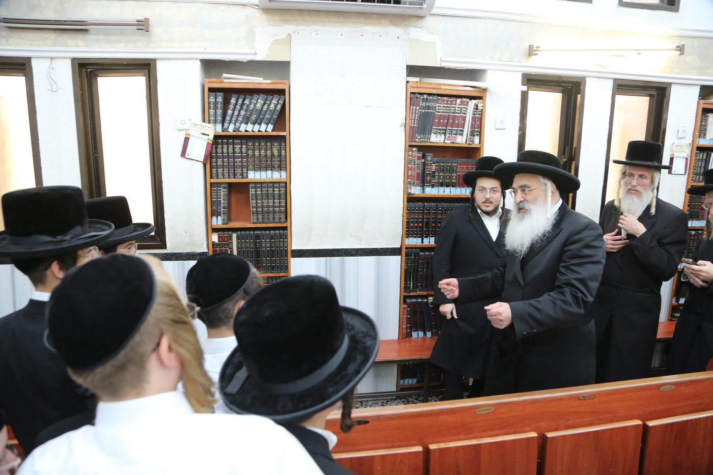 האדמו"ר מדושינסקיא בתפילת מנחה בבני ברק