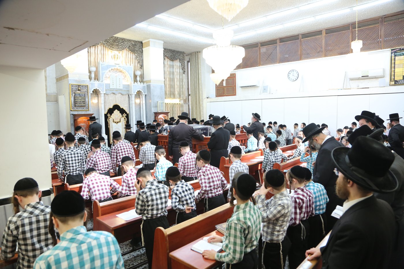 האדמו"ר מדושינסקיא בתפילת מנחה בבני ברק