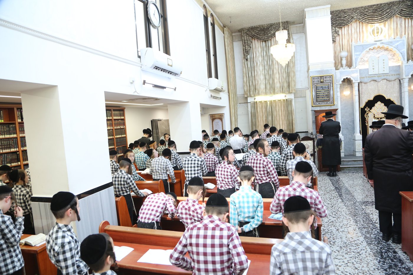 האדמו"ר מדושינסקיא בתפילת מנחה בבני ברק