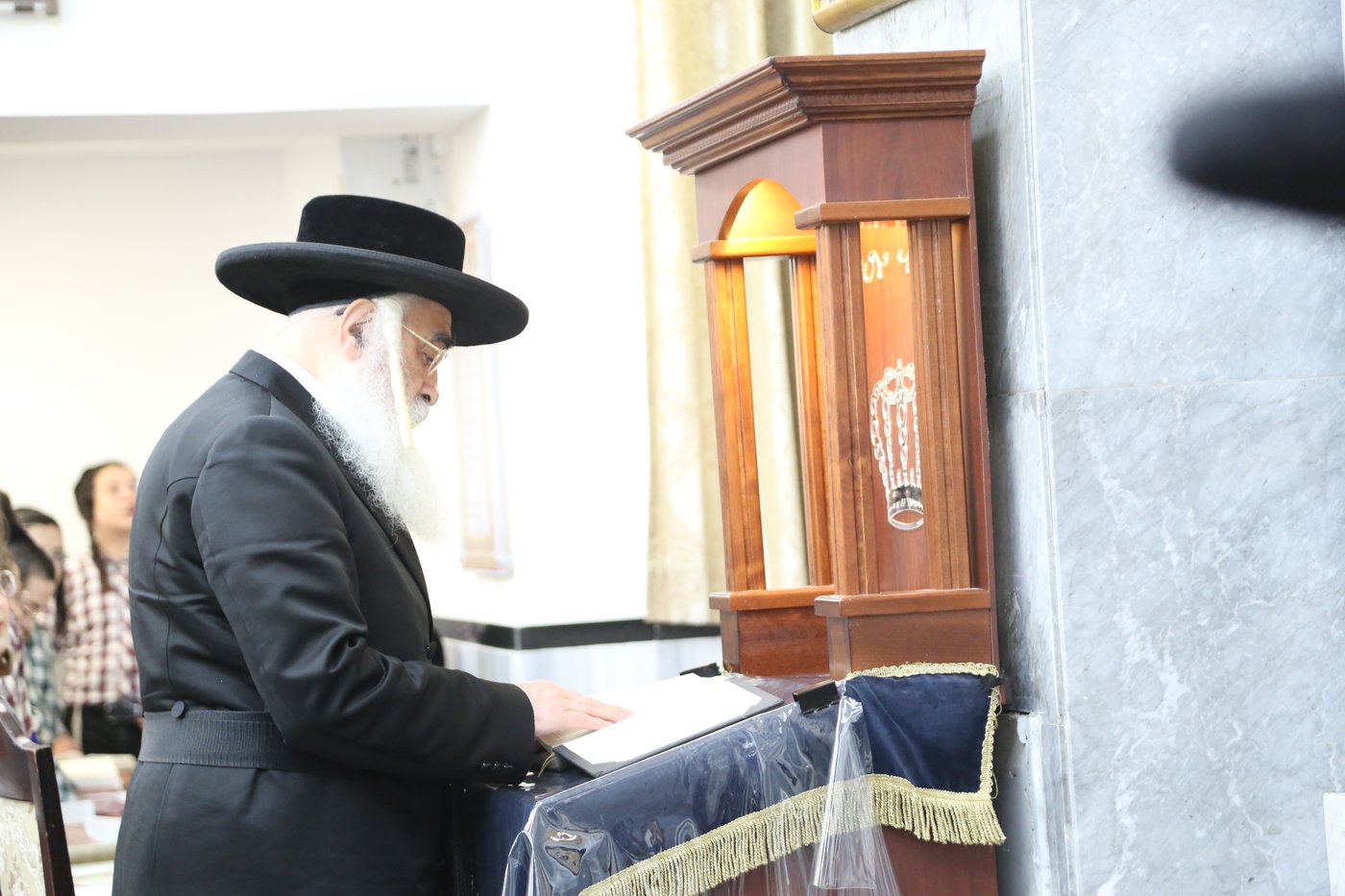 האדמו"ר מדושינסקיא בתפילת מנחה בבני ברק