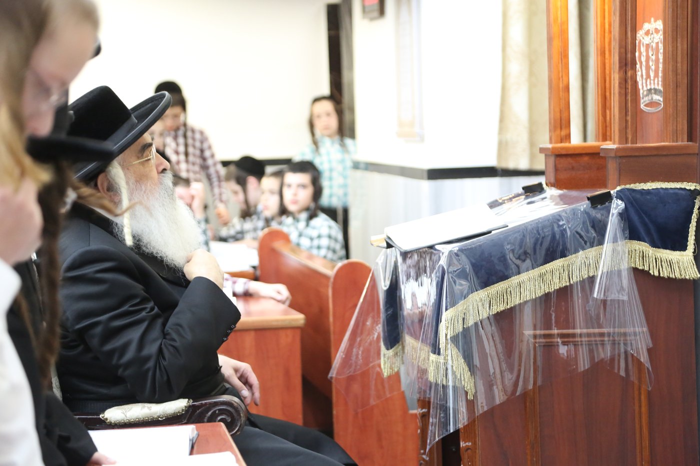 האדמו"ר מדושינסקיא בתפילת מנחה בבני ברק