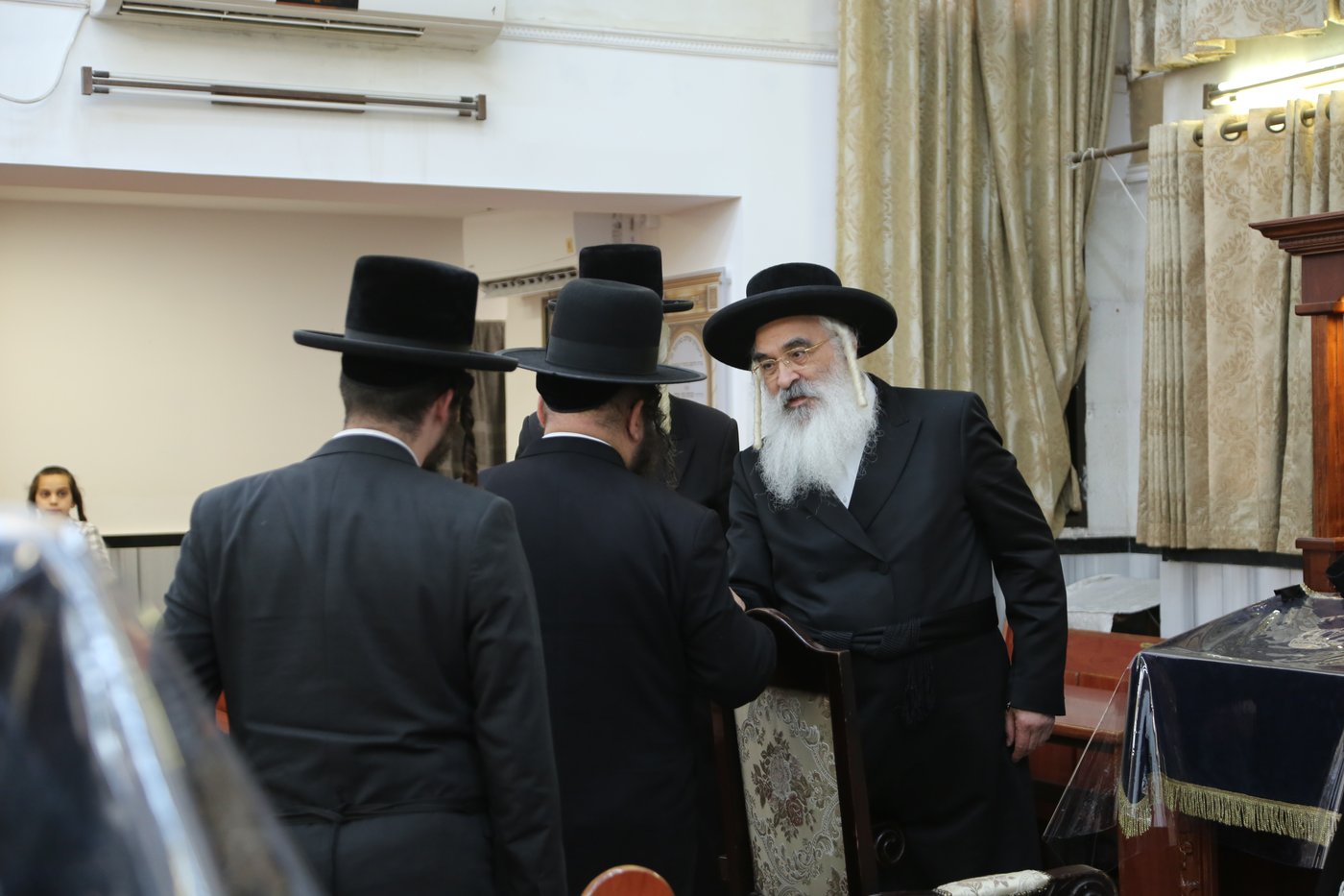 האדמו"ר מדושינסקיא בתפילת מנחה בבני ברק