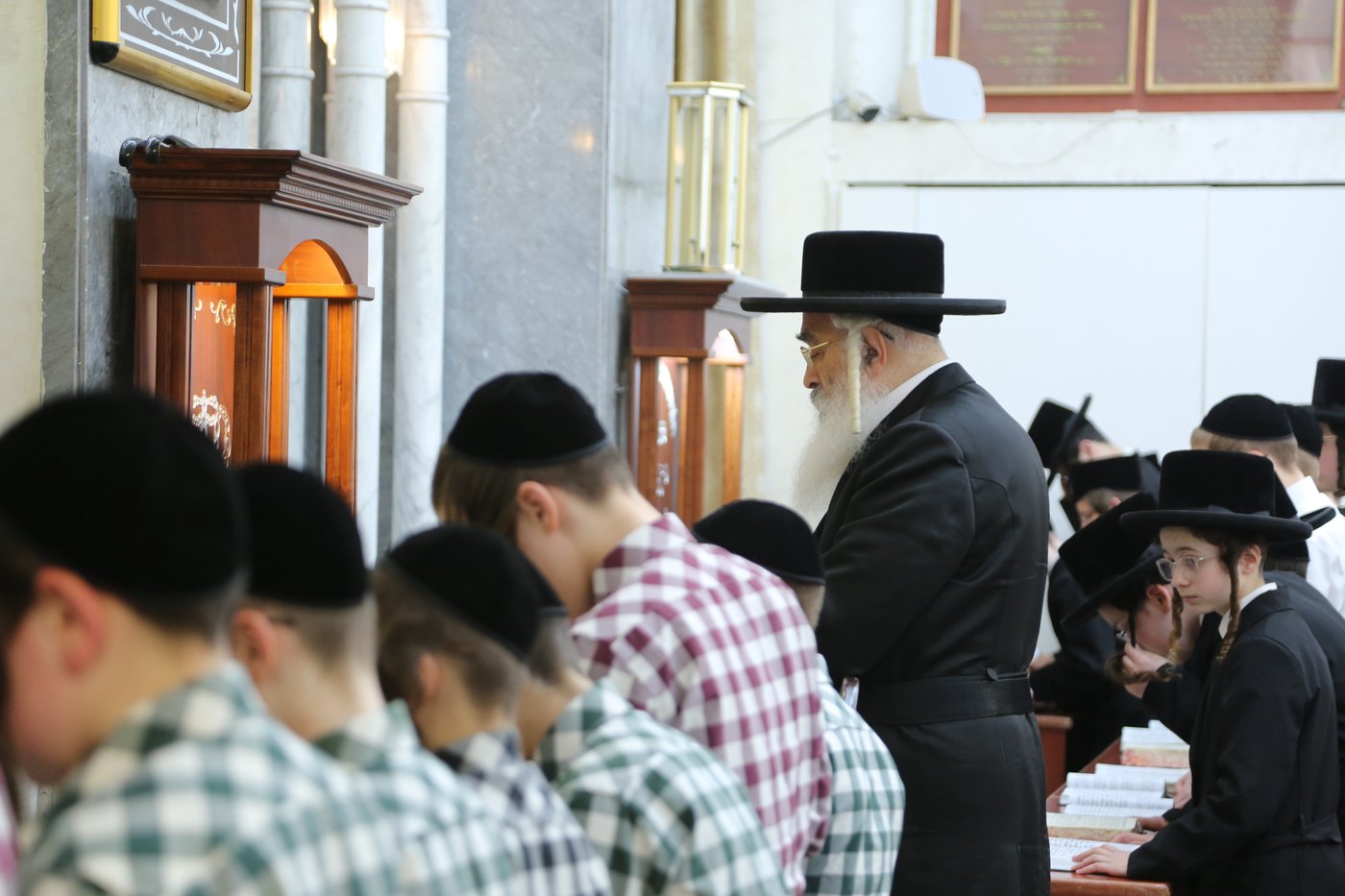 האדמו"ר מדושינסקיא בתפילת מנחה בבני ברק