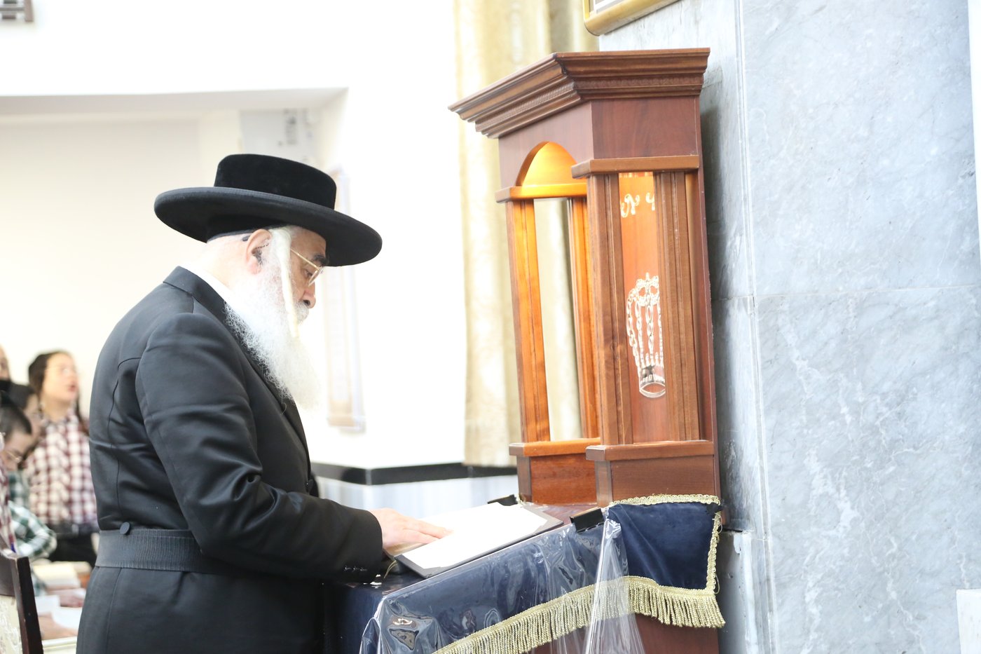 האדמו"ר מדושינסקיא בתפילת מנחה בבני ברק