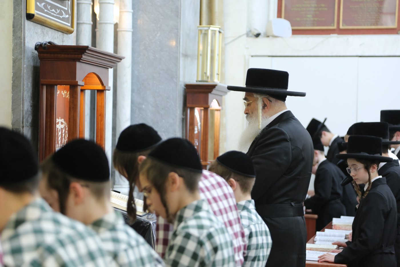 האדמו"ר מדושינסקיא בתפילת מנחה בבני ברק