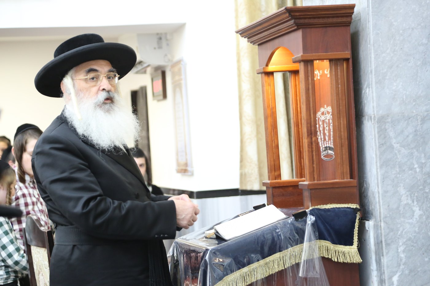 האדמו"ר מדושינסקיא בתפילת מנחה בבני ברק